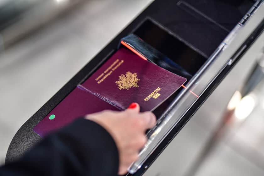 Large image with caption and background left sided